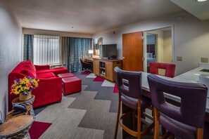 Suite mit 1 Schlafzimmer, 1 King-Bett, Nichtraucher | Wohnbereich | 37-Zoll-LCD-Fernseher mit Satellitenempfang, Fernseher, Pay-TV