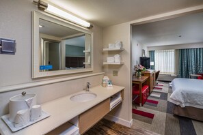 In-room safe, desk, blackout curtains, iron/ironing board - Hampton Inn San Francisco Airport (South San Francisco)