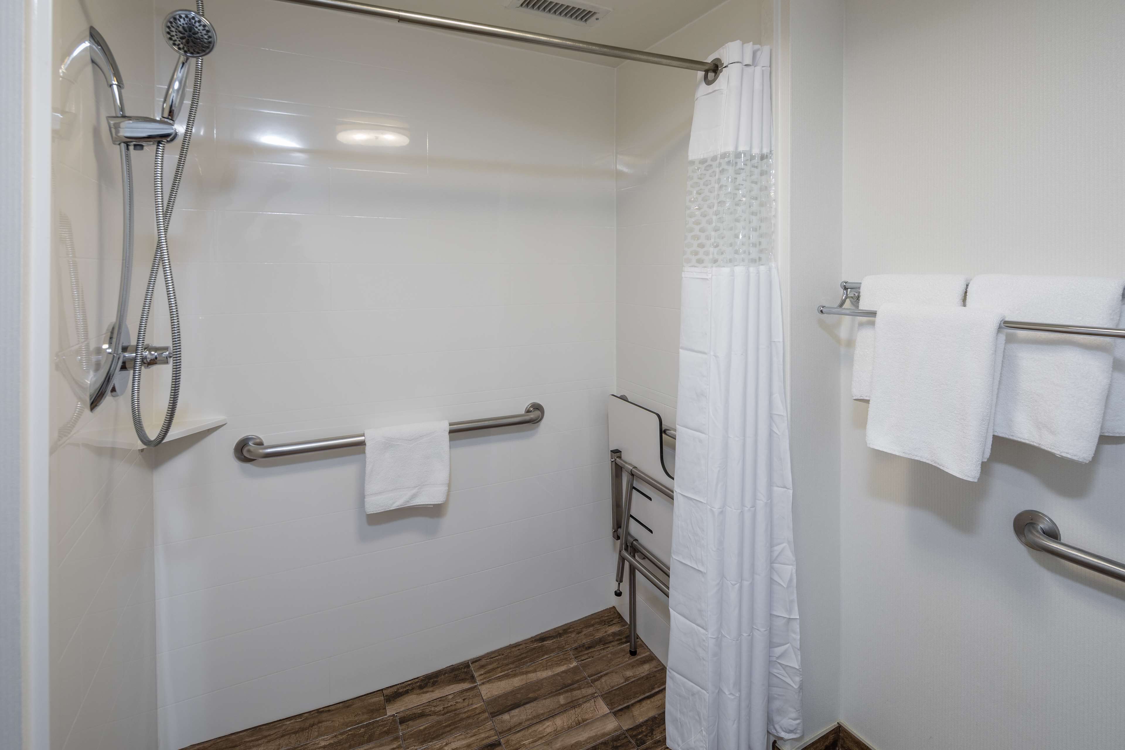 Room, 1 King Bed, Accessible, Non Smoking | Bathroom