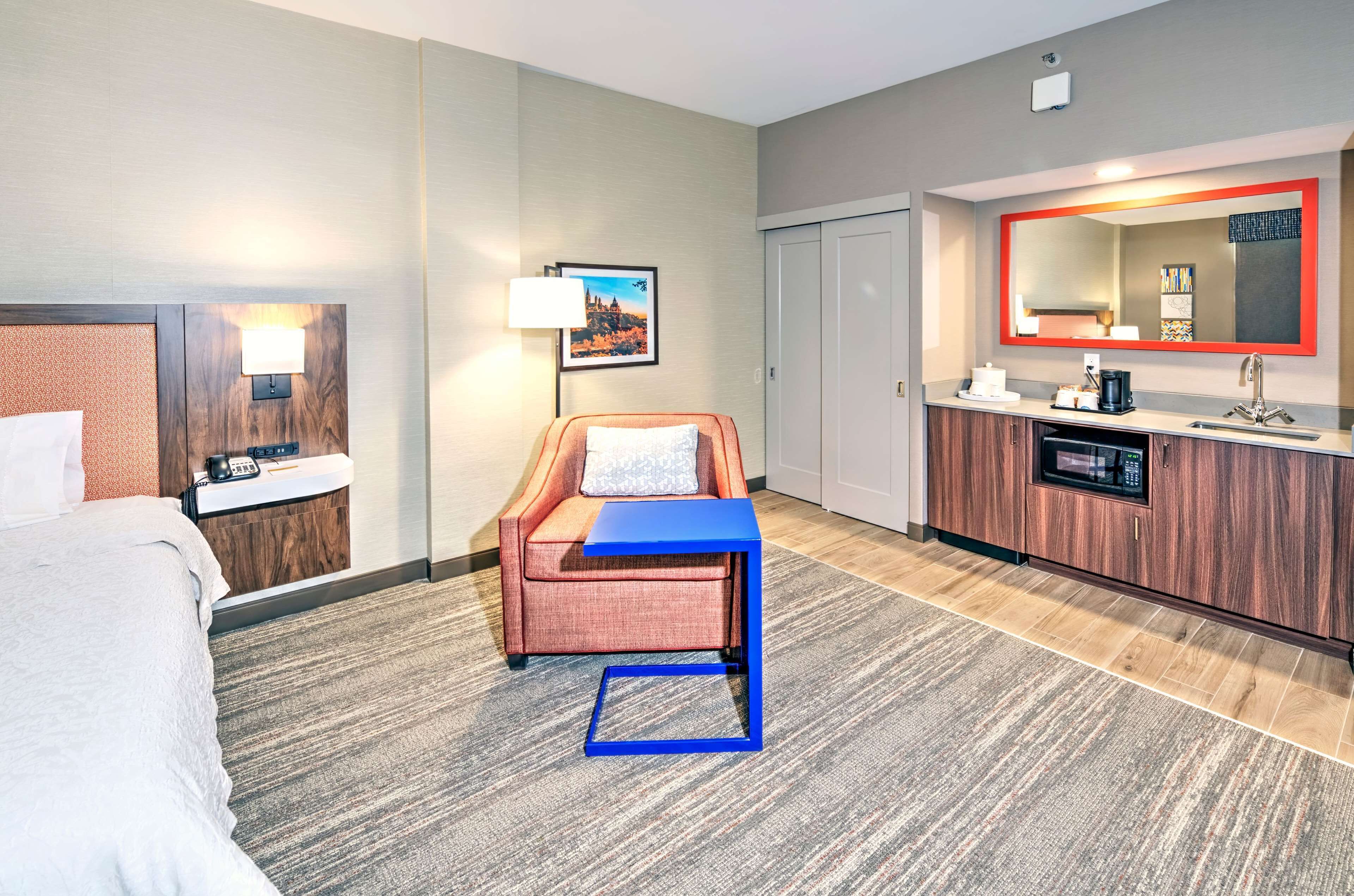 room, 1 king bed, refrigerator | minibar