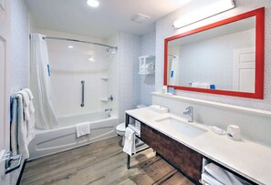 Habitación, 2 camas Queen size, para no fumadores | Baño | Regadera, amenidades de baño gratuitas, secadora de cabello, toallas 