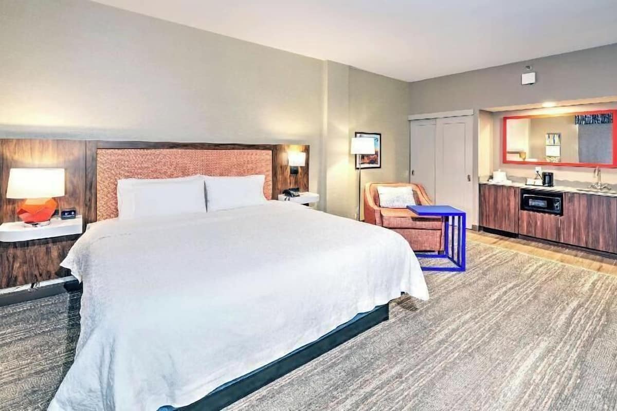 Literie de qualitĂ©, bureau, rideaux dâobscurcissement