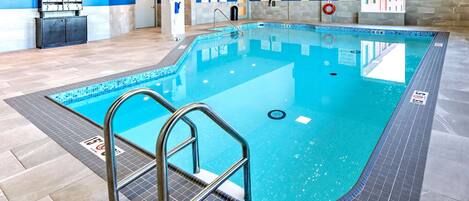 Piscine couverte, accès possible de 06 h 00 à 23 h 00, chaises longues