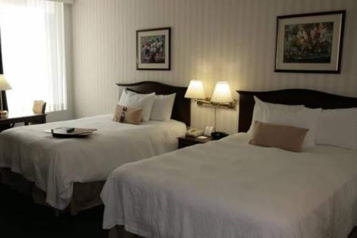 Literie de qualitĂ©, bureau, rideaux dâobscurcissement