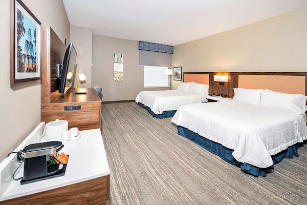 Camera, 2 letti queen, accessibile ai disabili, non fumatori | Biancheria da letto di alta qualità, una scrivania, tende oscuranti