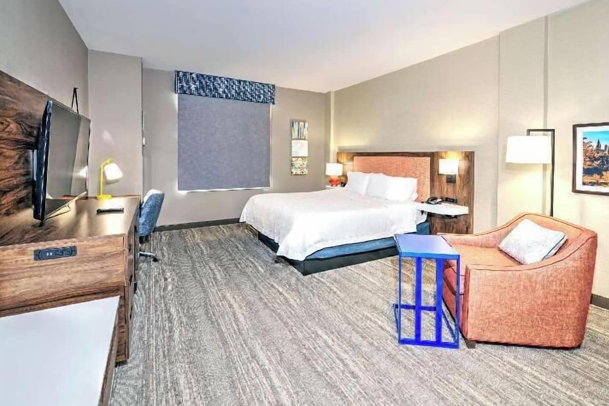 Literie de qualitĂ©, bureau, rideaux dâobscurcissement