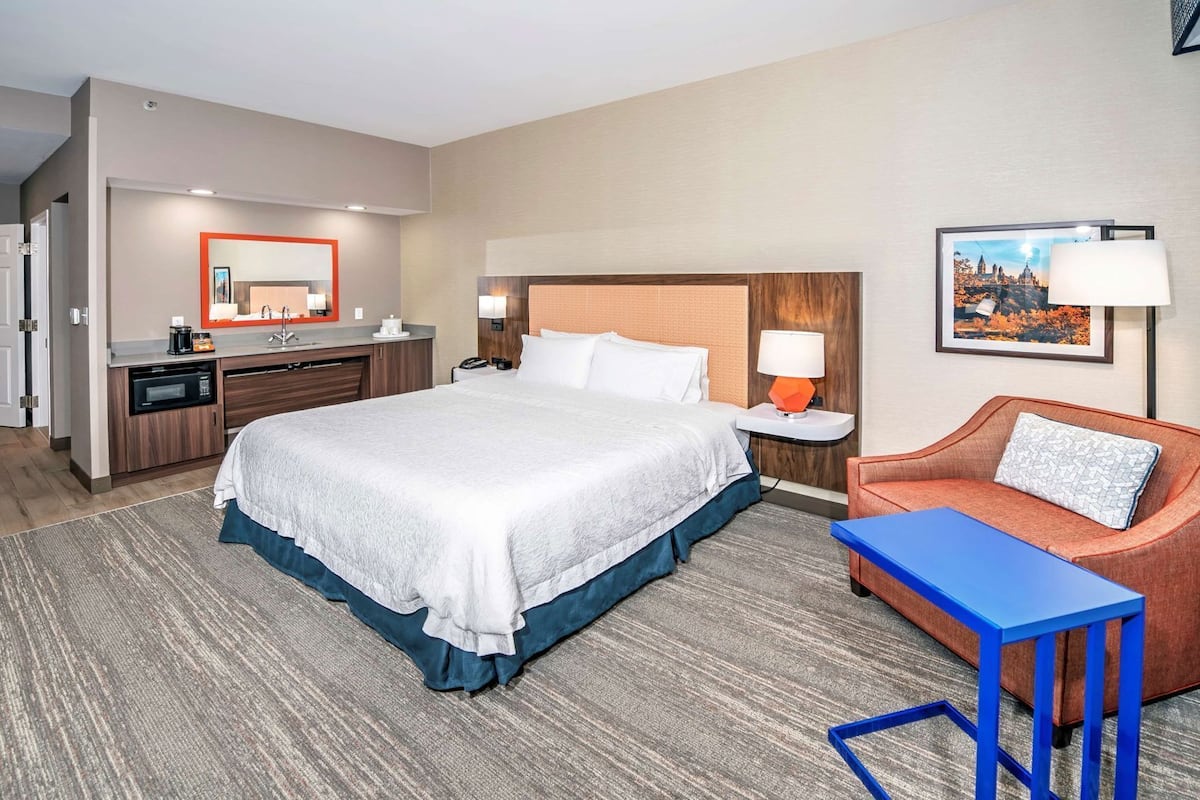 Literie de qualitĂ©, bureau, rideaux dâobscurcissement