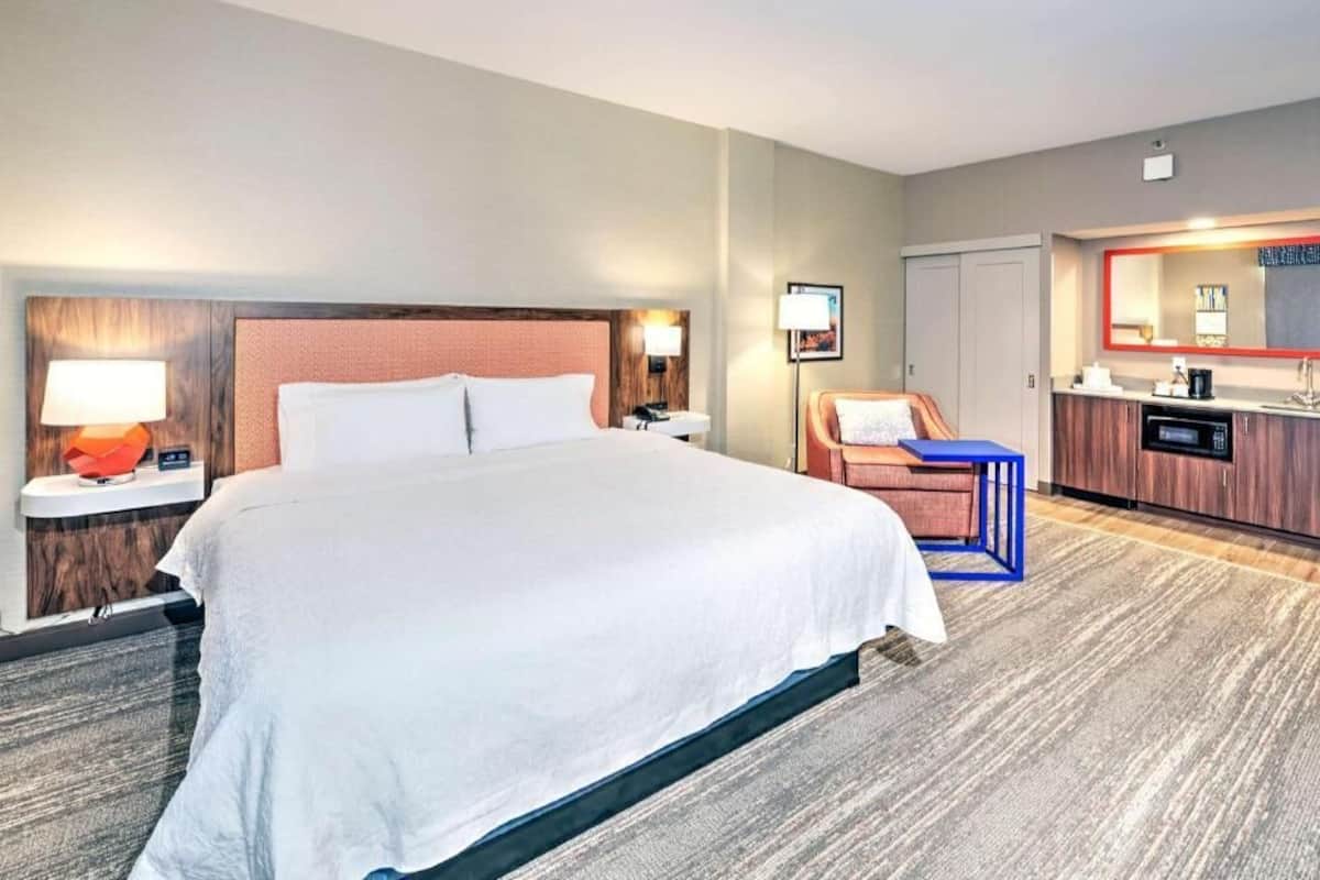 Literie de qualitĂ©, bureau, rideaux dâobscurcissement