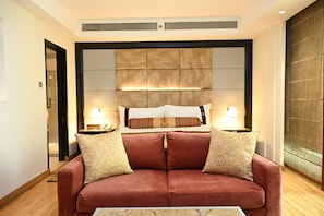 Business Suite | Premium bedding, down duvets, Select Comfort beds, minibar