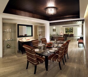 Luxury Suite | Premium bedding, down comforters, Select Comfort beds, minibar - The LaLiT New Delhi (New Delhi)