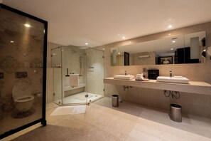 Suite Exécutive | Salle de bain | Douche, douche à « effet pluie », articles de toilette de luxe