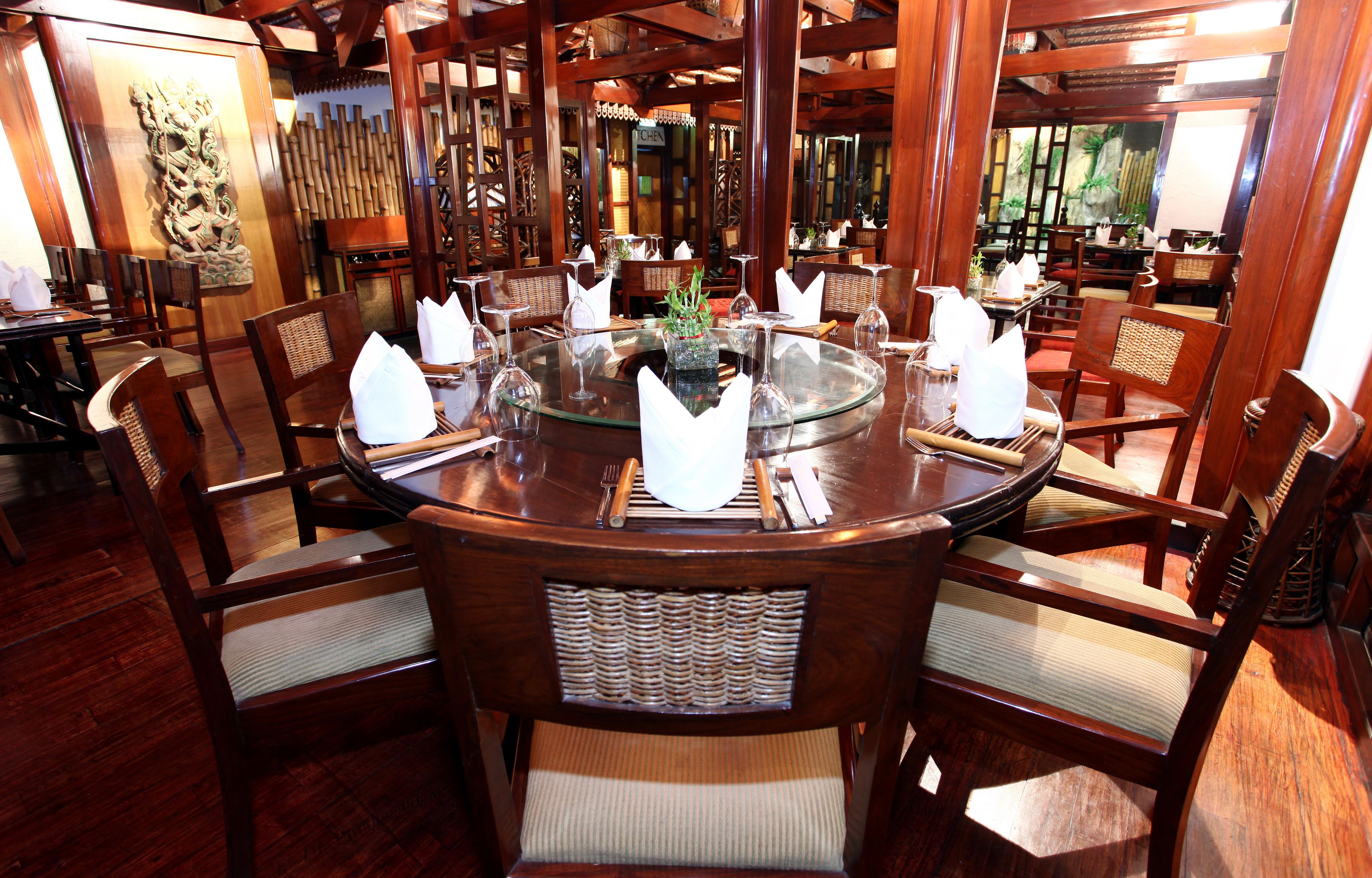4 restaurants; breakfast, lunch, dinner, and brunch served