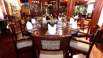 4 restaurants; breakfast, lunch, dinner, and brunch served