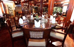 4 restaurants; breakfast, lunch, dinner, and brunch served - The LaLiT New Delhi (New Delhi)