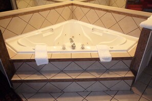 Suite, 1 King Bed, Smoking | Jetted bathtub