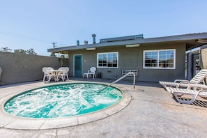 Outdoor pool - Rodeway Inn Ontario Airport Mills (Ontario)