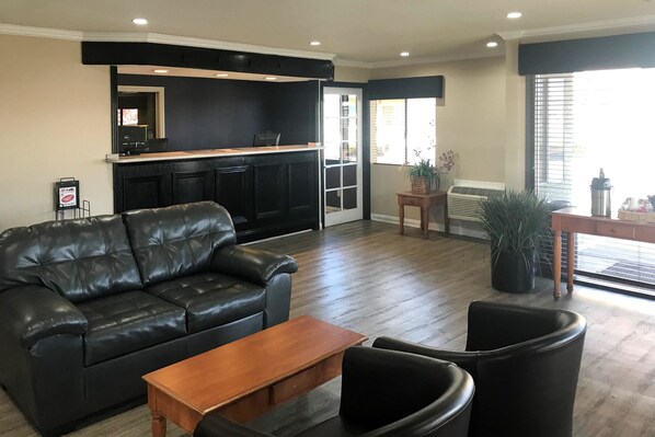 Lobby - Rodeway Inn Ontario Airport Mills (Ontario)