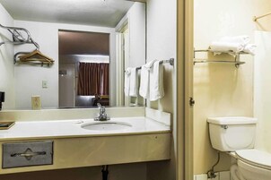 Bañera con ducha, artículos de tocador gratuitos, secador de pelo