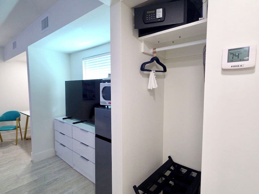 Bay Inn Double Standard | Área de estar | TV de tela plana