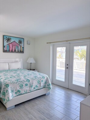 Bayfront Queen Suite | 1 bedroom, free cribs/infant beds, free WiFi, bed sheets - The Bay Inn at Lani Kai (Fort Myers Beach)