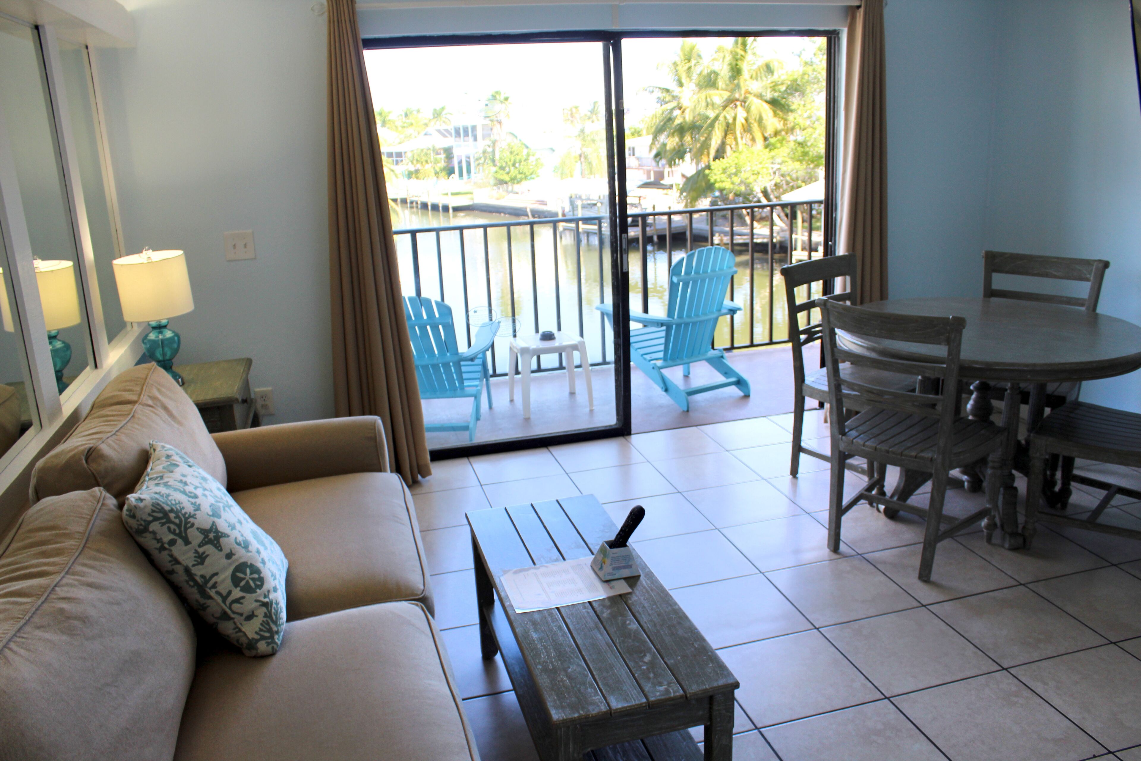 Deluxe suite, balkon, uitzicht op baai | Woonruimte