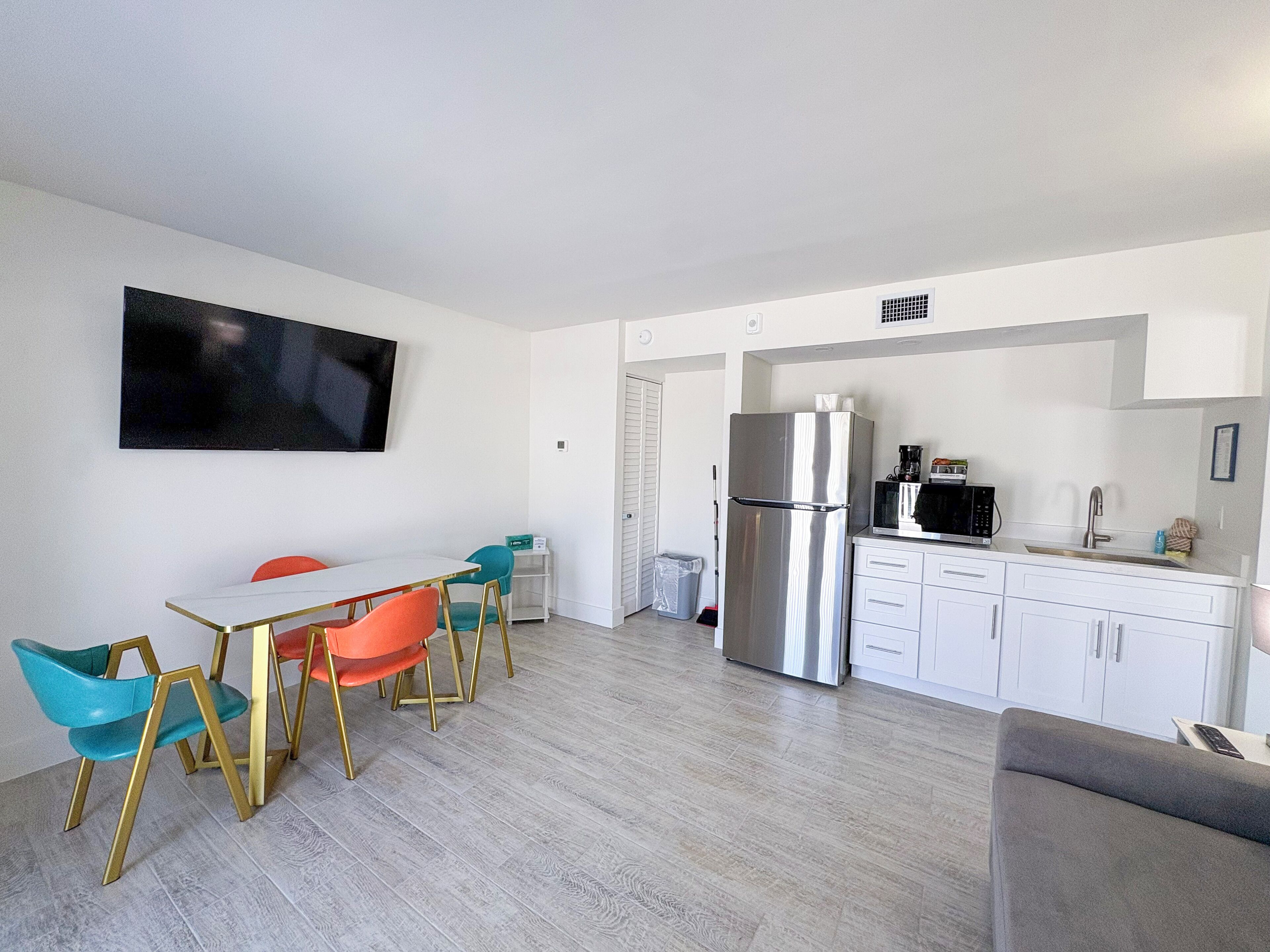 Een modern appartement met een eetgedeelte, keuken en woongedeelte.