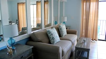 Deluxe suite, balkon, uitzicht op baai | Woonruimte