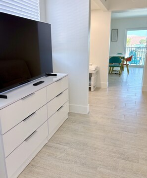 Deluxe Suite, 1 Bedroom, Balcony, Bay View | Living area