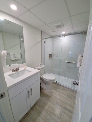 Standard Room, 1 Bedroom | Bathroom | Combined shower/tub, free toiletries, hair dryer