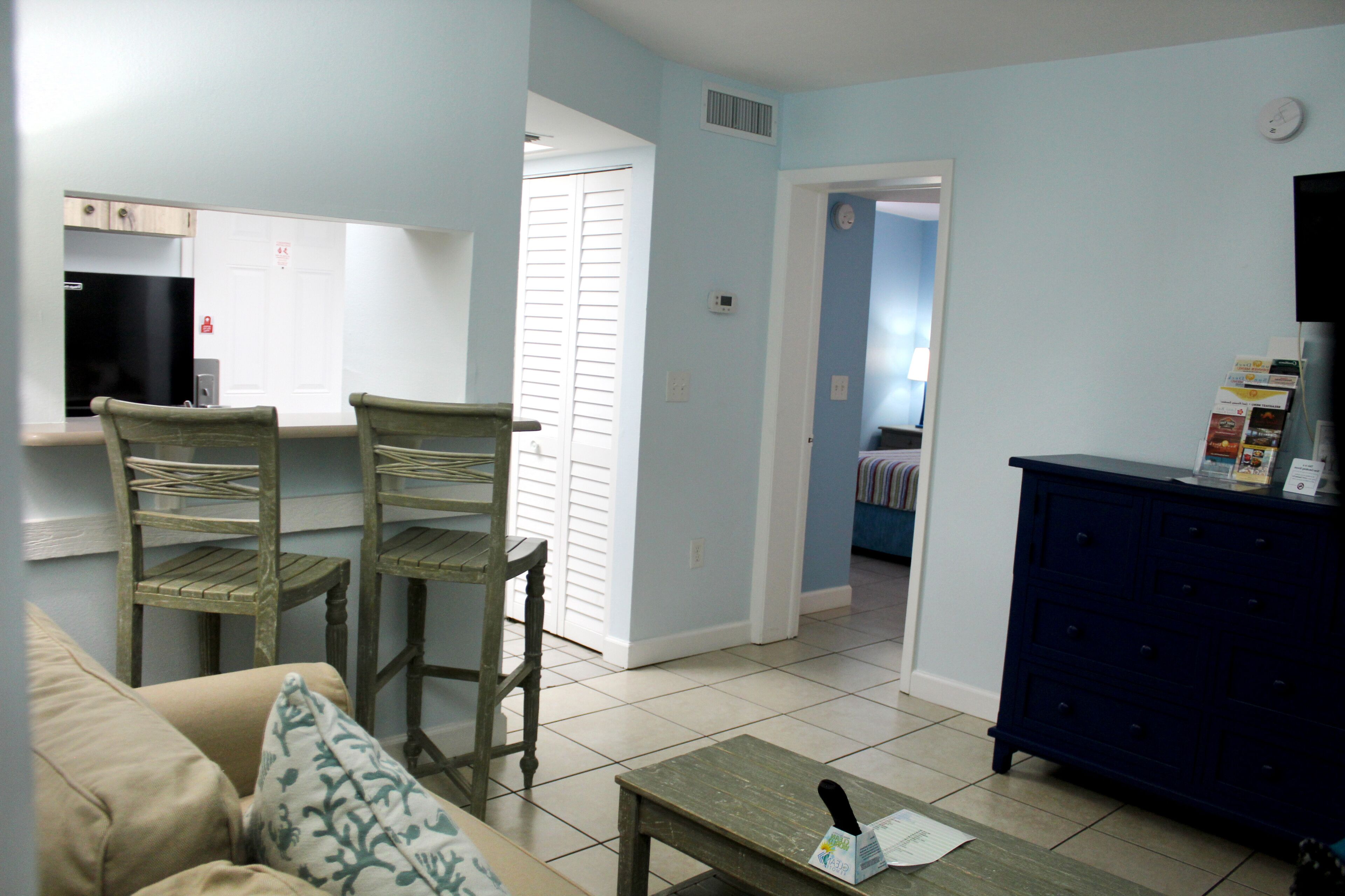 スイート クイーンベッド 1 台 キッチン | リビング エリア | 薄型テレビ