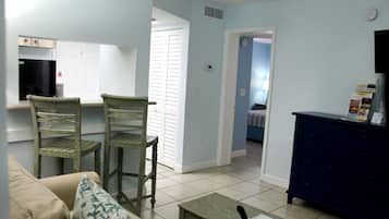Suite, 1 Queen-Bett, Küche | Wohnbereich | Flachbildfernseher