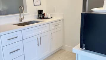 Superior suite | Badkamer | Een bad/douchecombinatie, gratis toiletartikelen, een haardroger