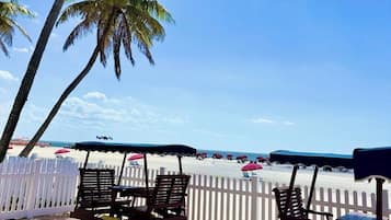 Playa en los alrededores, playa de arena blanca, camastros y sombrillas