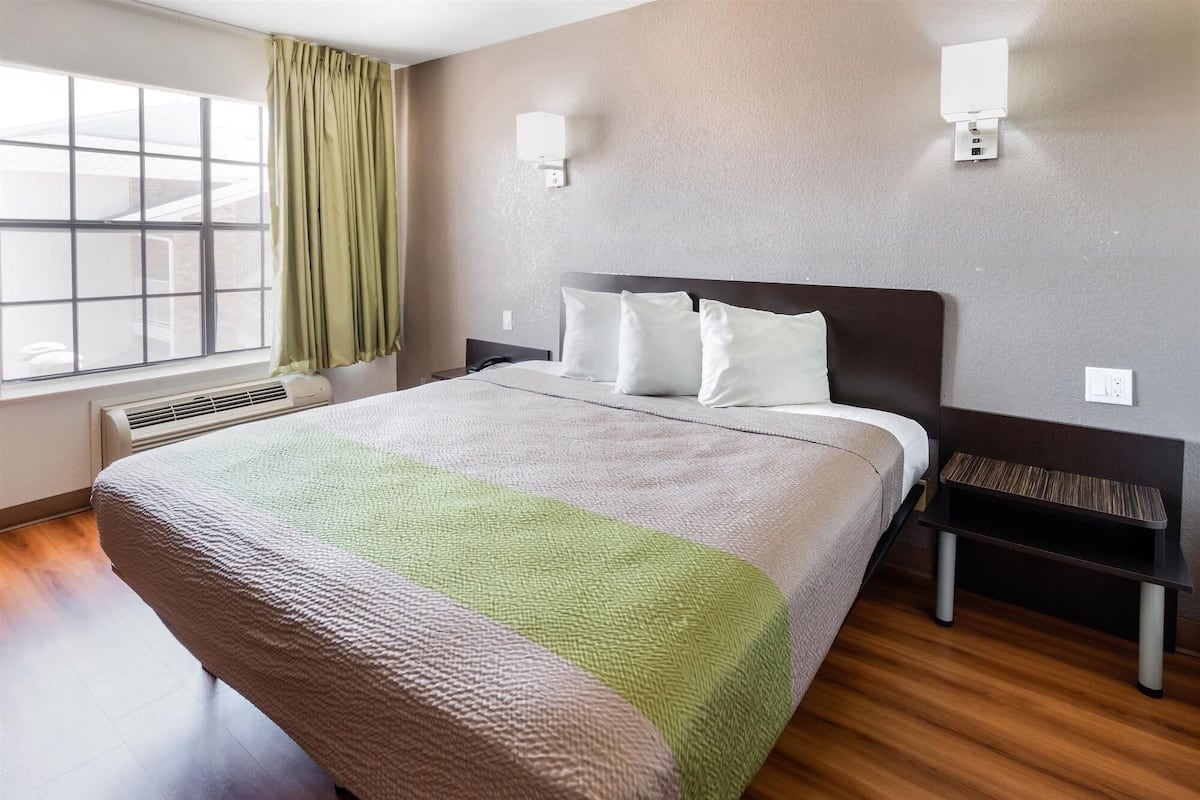 Desk, free WiFi, bed sheets