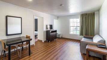 Schreibtisch, kostenloses WLAN, Bettwäsche