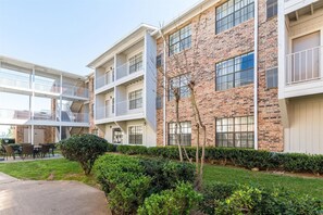 Front of property - Studio 6 Arlington, TX (Arlington)