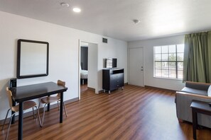 Suite Deluxe, 2 camas matrimoniales, para fumadores, cocineta | Escritorio, wifi gratis y ropa de cama 