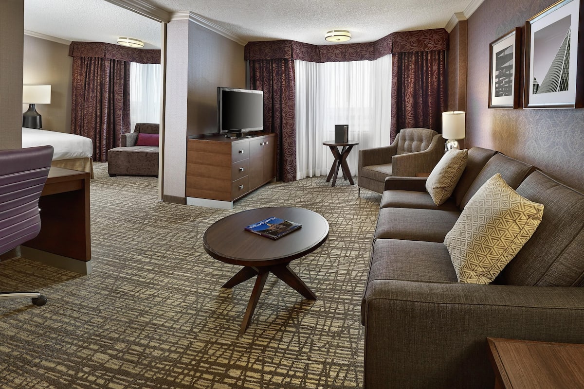 Room, 1 Bedroom, Accessible, Non Smoking (w/ Roll In Show) | Living area