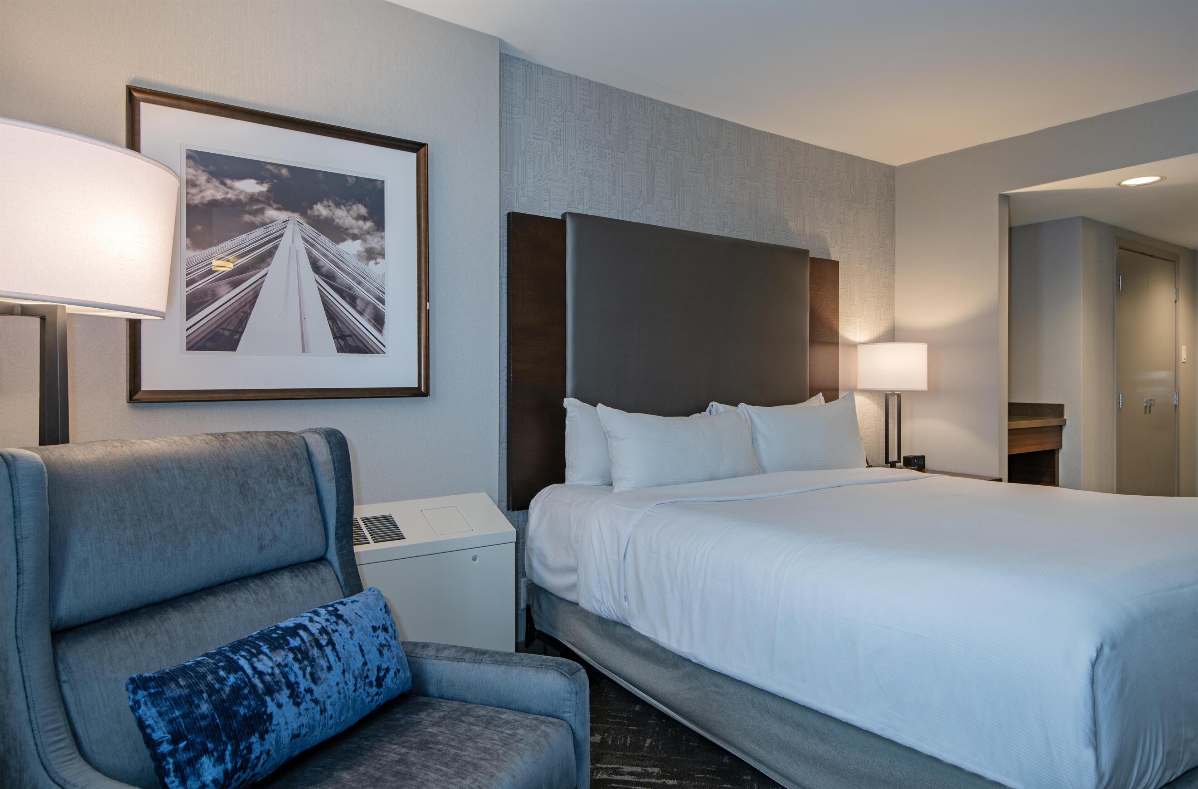 Room, 1 King Bed, Non Smoking (Bi-Level) | In-room safe, iron/ironing board, free WiFi, bed sheets