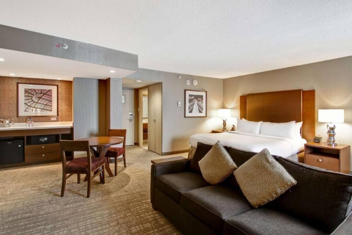 Caja de seguridad en la habitación y tabla de planchar con plancha