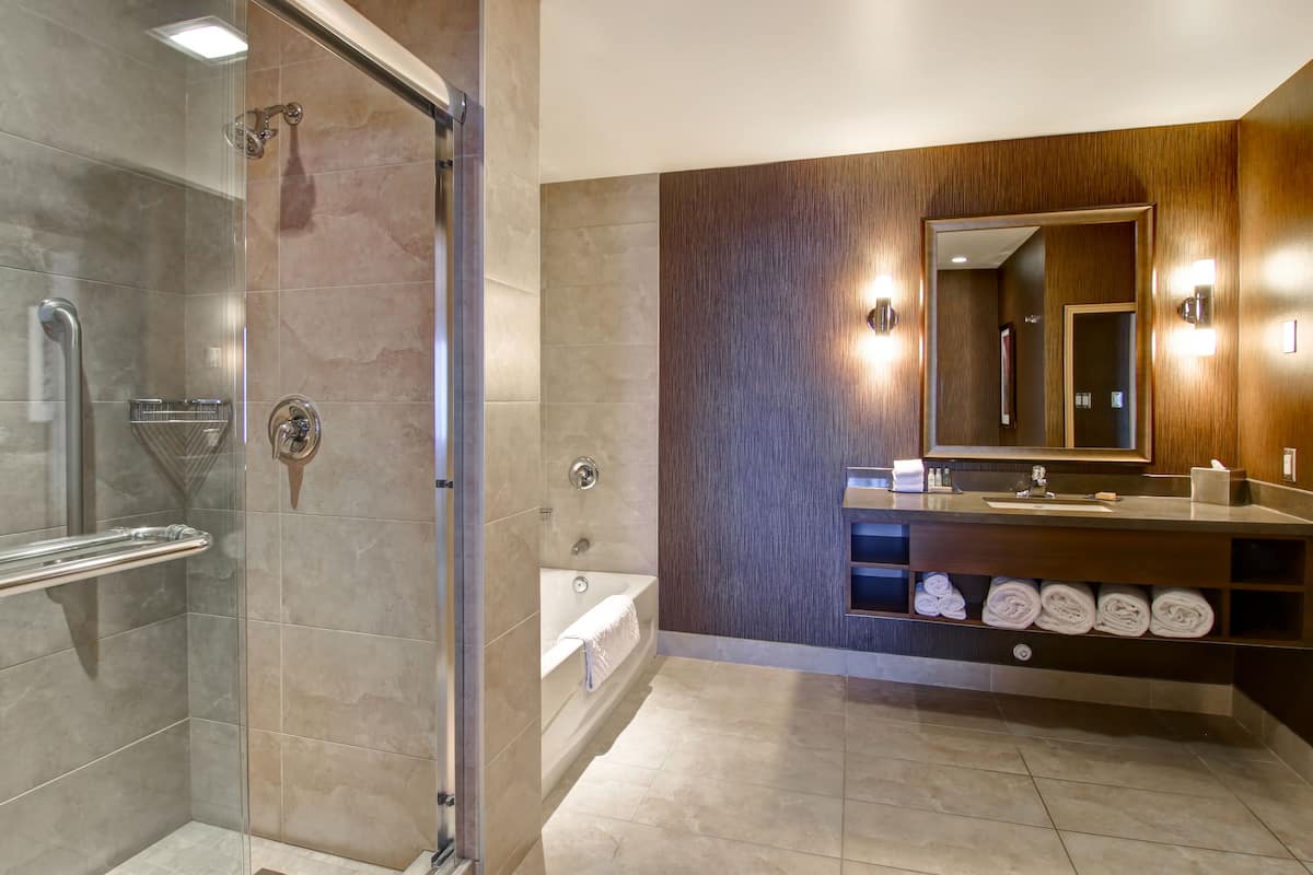 room, 2 bedrooms | bathroom | shower, free toiletries, hair dryer, towels