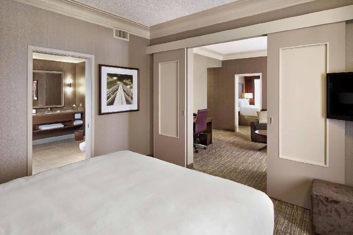 Caja de seguridad en la habitación y tabla de planchar con plancha