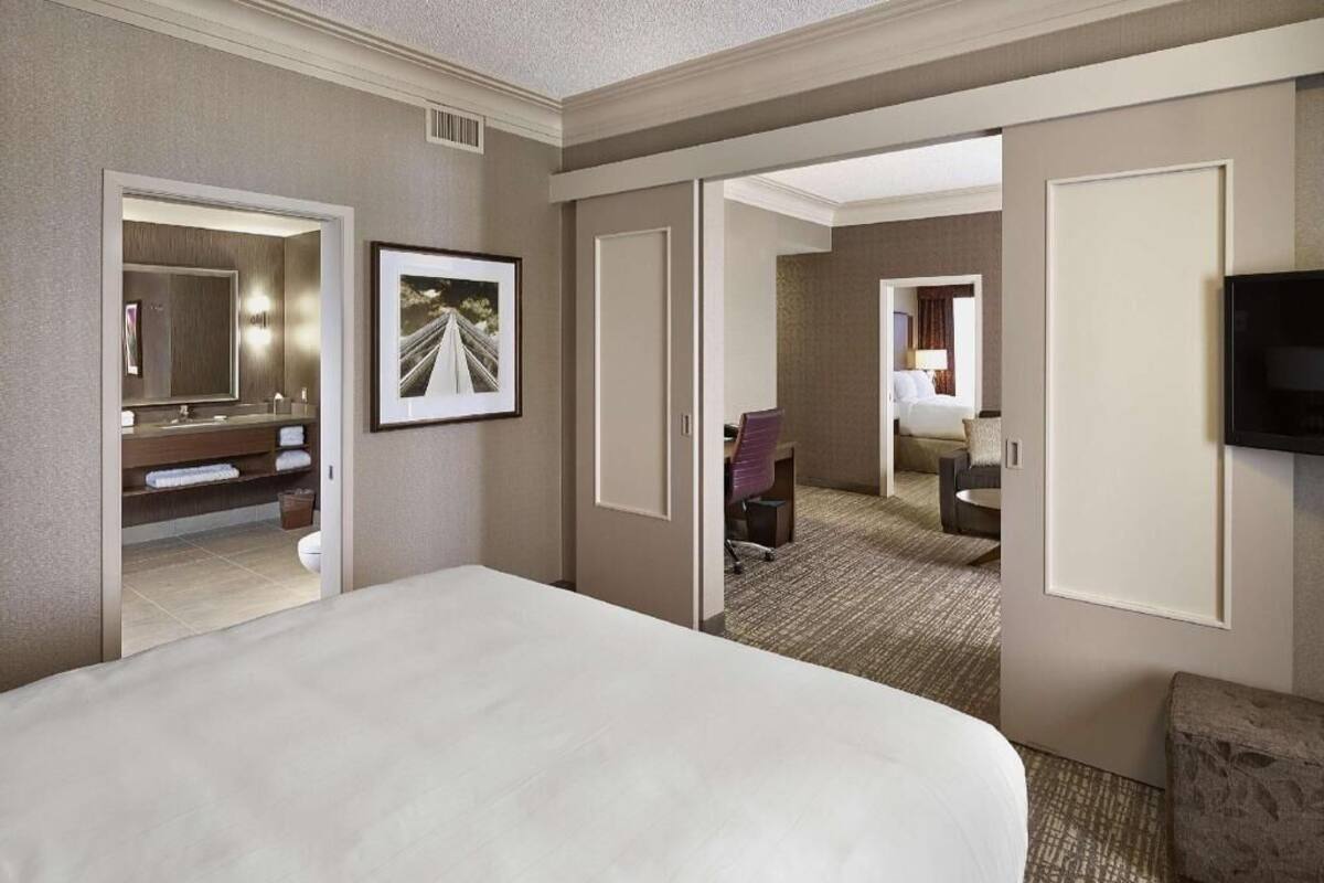 Caja de seguridad en la habitación y tabla de planchar con plancha