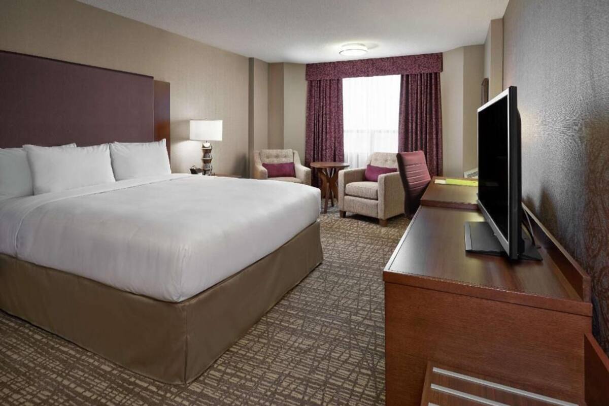 Caja de seguridad en la habitación y tabla de planchar con plancha