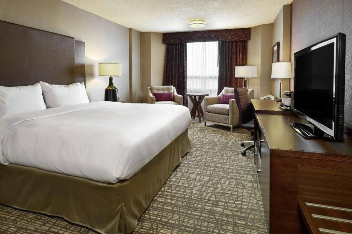 Caja de seguridad en la habitación y tabla de planchar con plancha