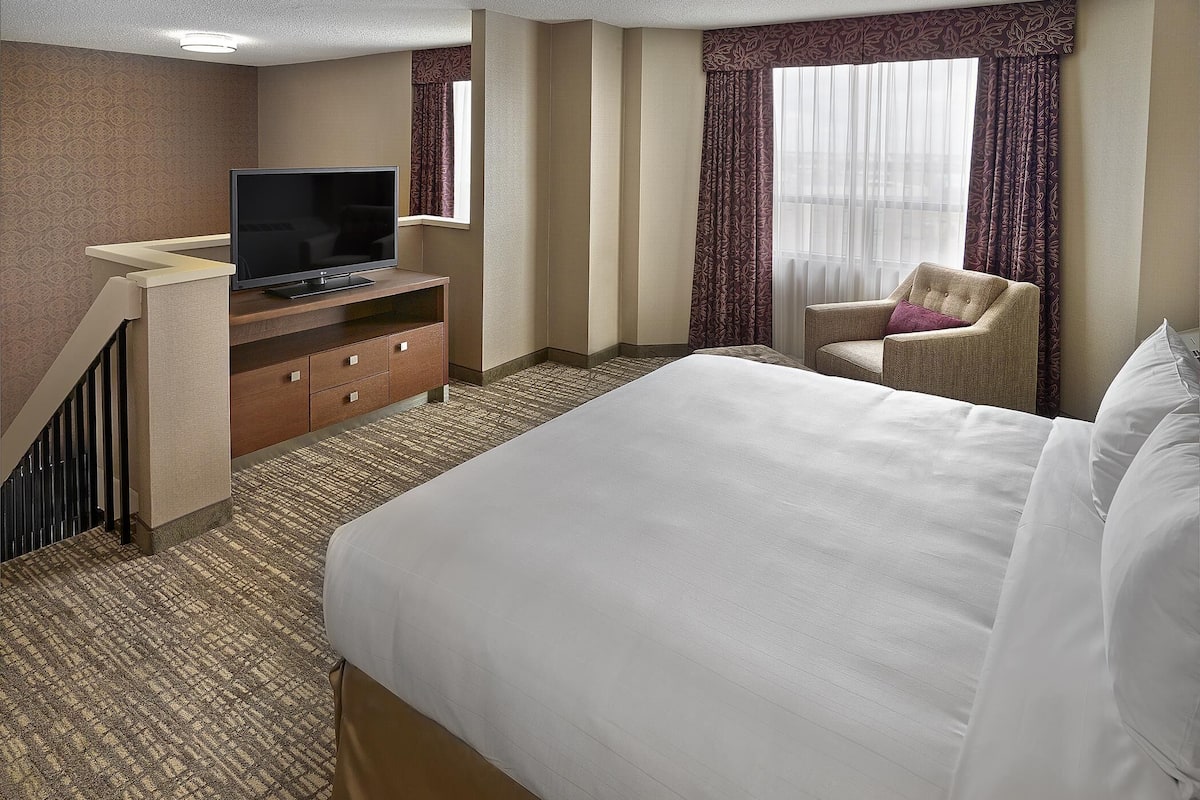 Room, 1 King Bed, Non Smoking (Bi-Level)