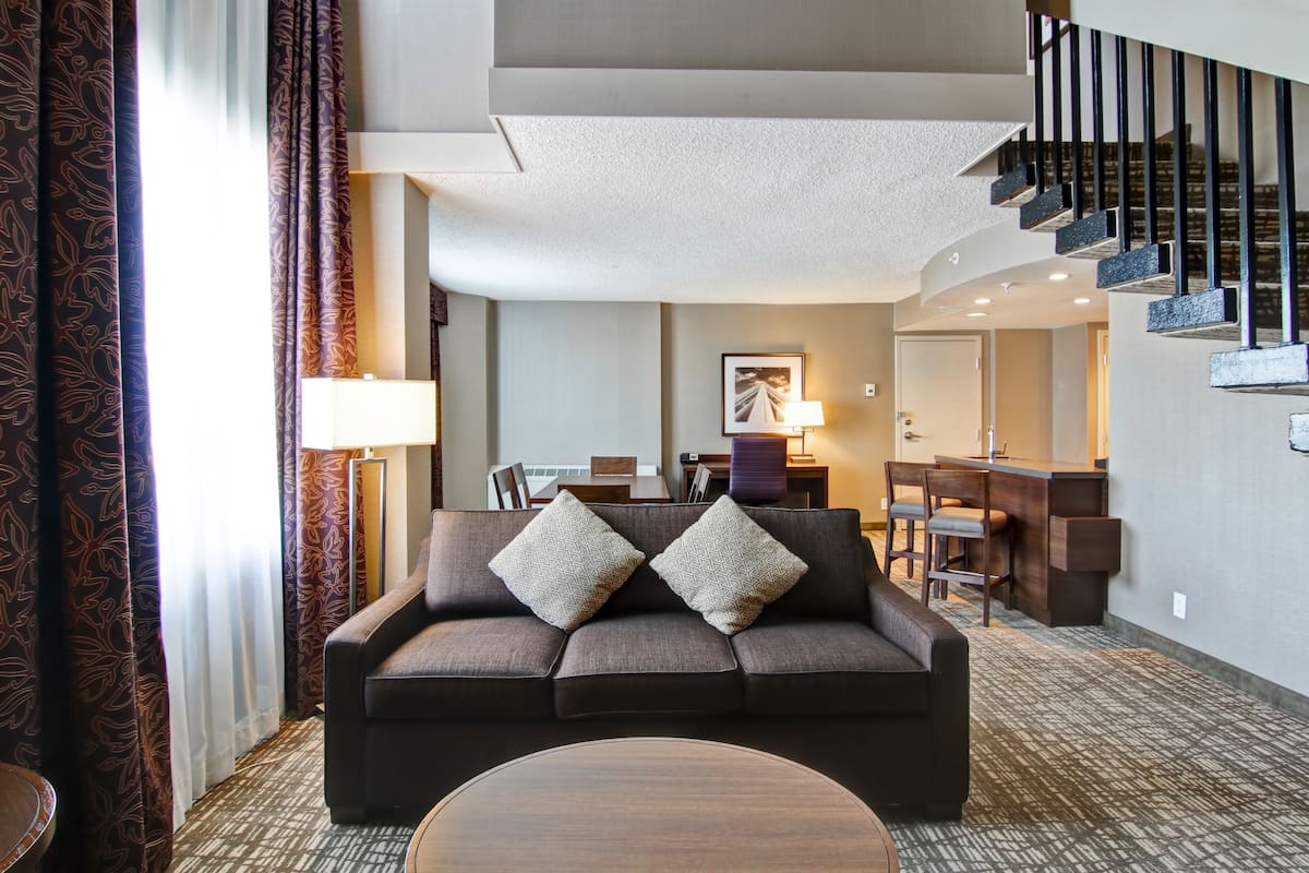 room, 1 king bed, non smoking (bi-level) | in-room safe, iron/ironing board, free wifi, bed sheets