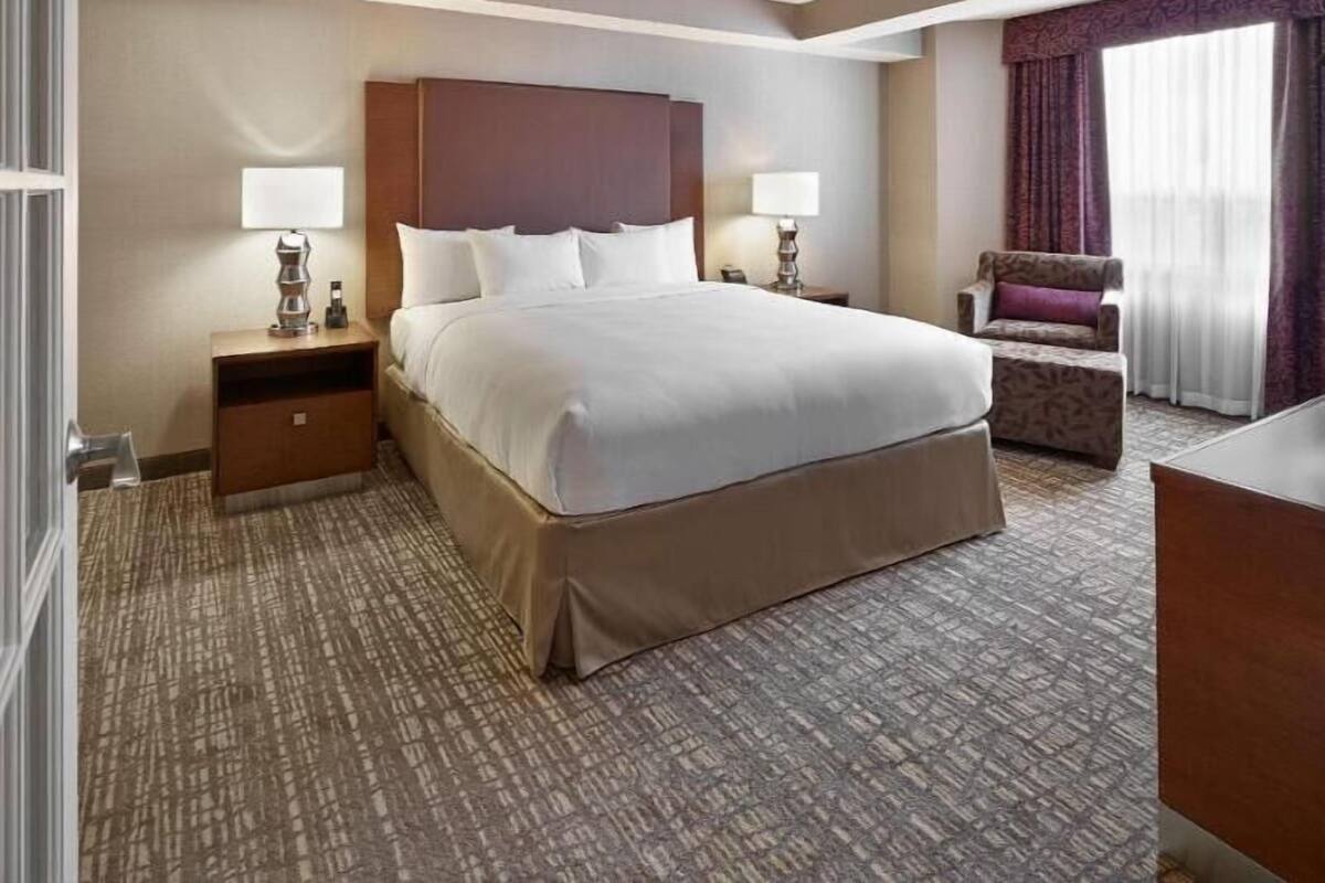 Caja de seguridad en la habitación y tabla de planchar con plancha