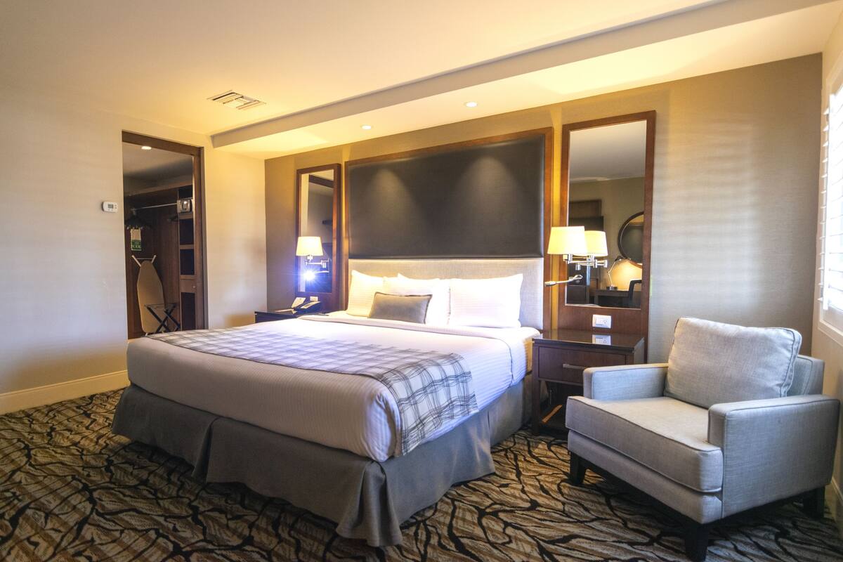 Down duvets, in-room safe, desk, blackout curtains