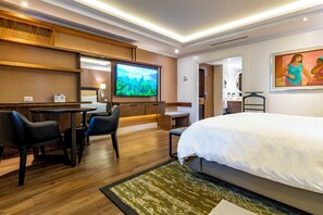 Bungalow, 1 kingsize bed | Donsdekens, een kluis op de kamer, een bureau, verduisterende gordijnen